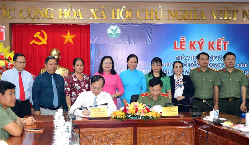 Lễ ký kết Thỏa thuận hợp tác về chuyển đổi số giai đoạn 2025-2030 giữa UBND tỉnh và Tổng công ty Viễn thông MobiFone